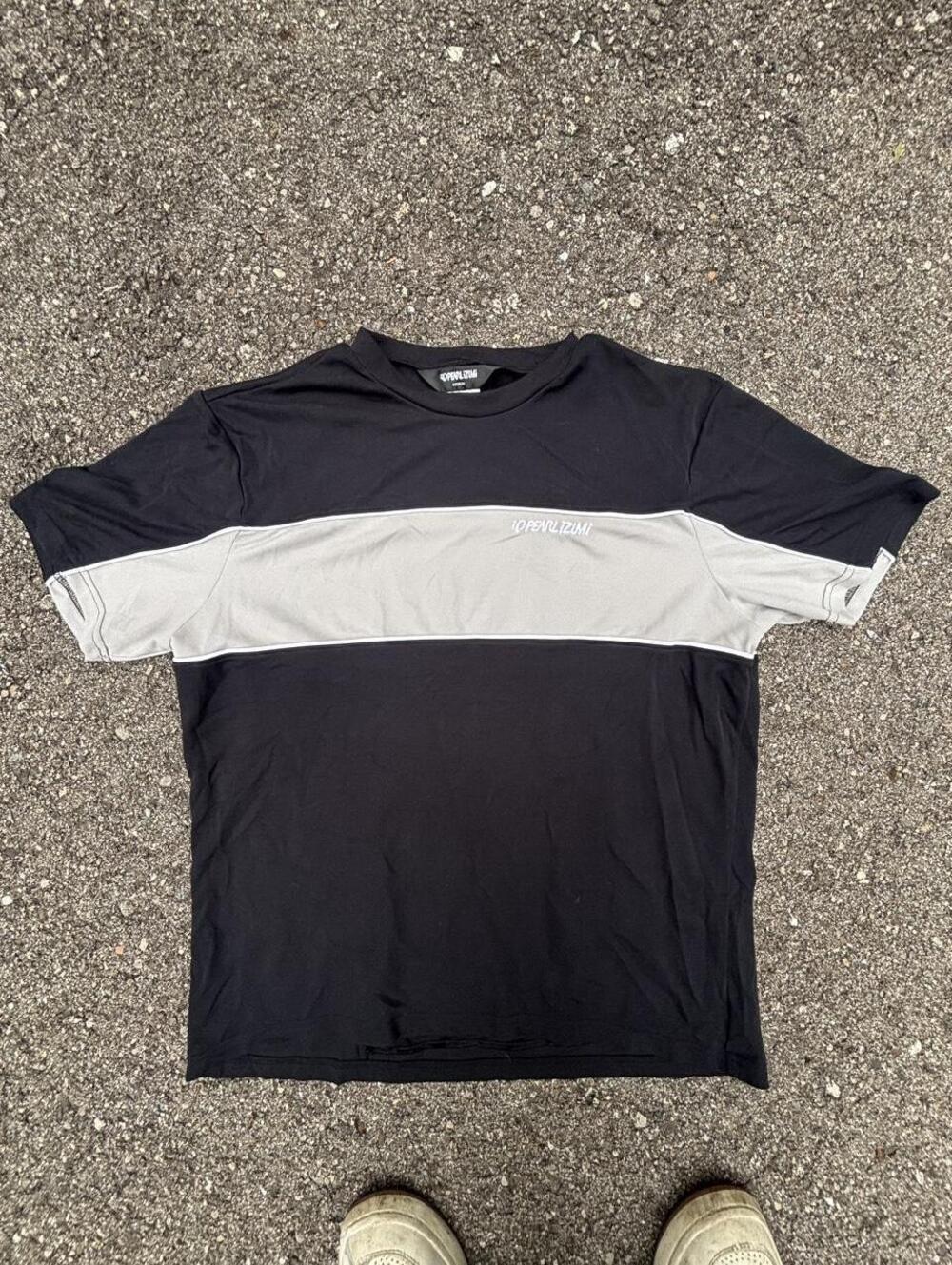 Y2K Pearl Izumi Black & Gray Horizontal Stripe Polyester T-Shirt w/ back pocket